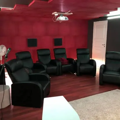 Sitteplasser montert i ferdig behandlet hjemmekino