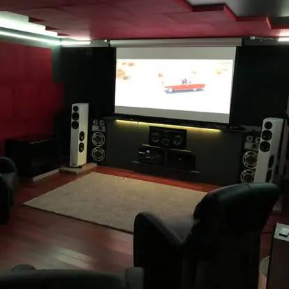 Ferdig hjemmekino med lerret og flerkanals lyd