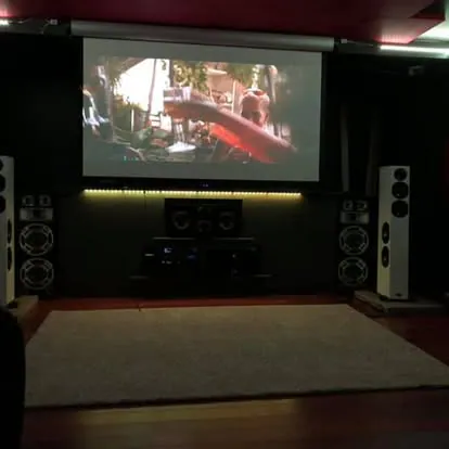 Ferdig hjemmekino med lerret, prosjektor og høyttalere