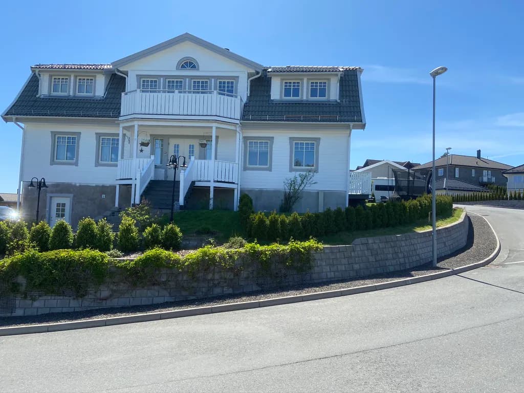 Ferdigstilt støttemur og opparbeidet innkjørsel foran bolig